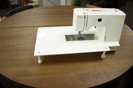 PFAFF Passport 3.0 Acrylic Extension Table (48cm x 34.6cm) Made from a durable white acrylic plastic